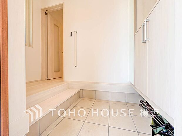 上質感漂う玄関と廊下。居住者の帰り、訪れる方を優しく迎えてくれます。