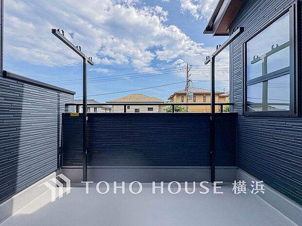 太陽の恵みをたっぷりと受けて、洗濯物も気持ちよく干せそうです。