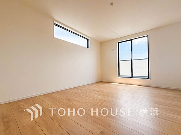 一日の疲れをいやしてくれる寝室。時を忘れて過ごす場所として過ごせるお部屋。