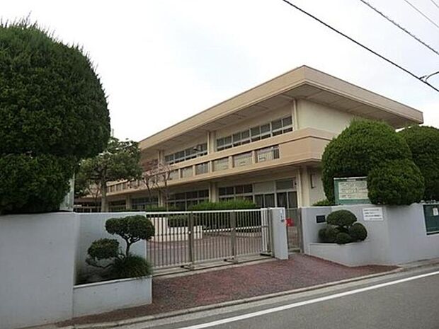 横浜市立西谷中学校 1200m 徒歩15分。部活などで帰りが遅くなっても安心の距離感です。