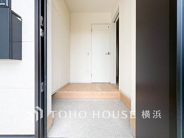 上質感漂う玄関と廊下。居住者の帰り、訪れる方を優しく迎えてくれます。