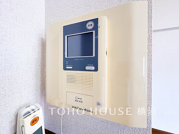 誰が来てもわかる様にモニター付きインターホンを設置。快適と安らぎを合わせた優しい設計。