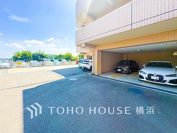 敷地内駐車場（空き状況はお問い合わせください）。