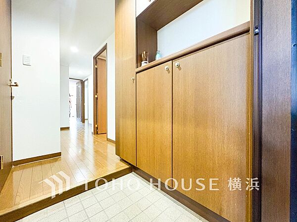 上質感漂う玄関と廊下。居住者の帰り、訪れる方を優しく迎えてくれます。