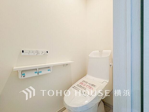 換気と明るさに配慮した、清潔感溢れるトイレ。落ち着いた空間で安らぎのひとときをお過ごしいただけます。