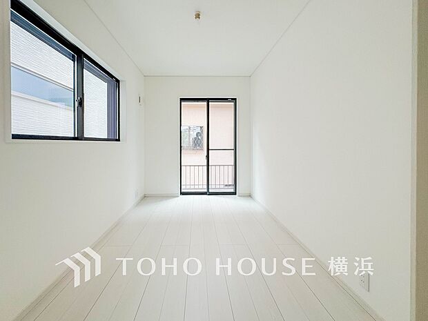 一日の疲れをいやしてくれる寝室。時を忘れて過ごす場所として過ごせるお部屋。