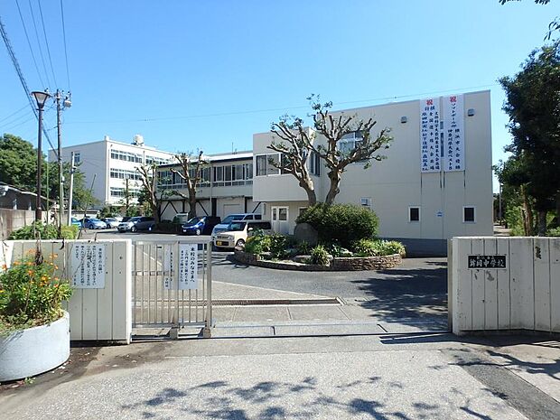 横浜市立舞岡中学校 500m 徒歩7分。部活などで帰りが遅くなっても安心の距離です。