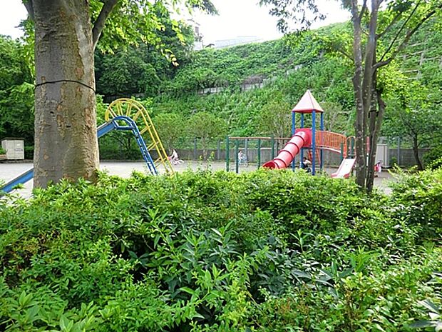 吉田町第二公園 350m 駅から少し離れた閑静な住宅街にある公園。ボールで遊べるような広いスペースや遊具で遊べます。
