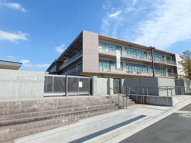 横浜市立早渕中学校　850m　徒歩11分。部活などで帰りが遅くなっても安心の距離です。 