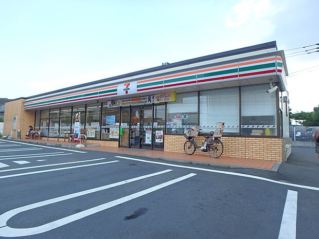 セブンイレブン横浜綱島東2丁目店 400m 近くにあるとちょっとした買い物にも便利ですね。