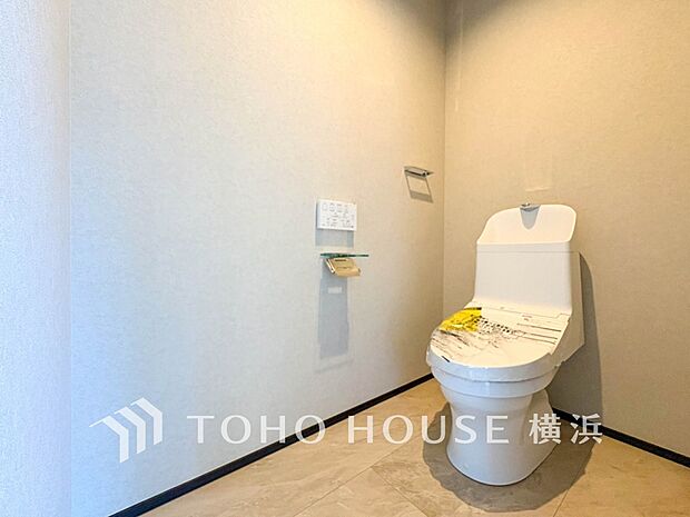 換気と明るさに配慮した、清潔感溢れるトイレ。落ち着いた空間で安らぎのひとときをお過ごしいただけます。