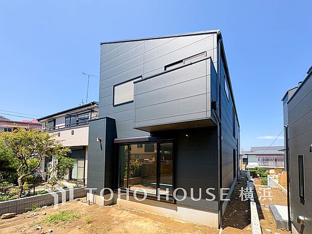爽やかな青空の下に贅沢なほどに降り注ぐ陽光、豊かな居住性と、クオリティが見事に調和した住空間。