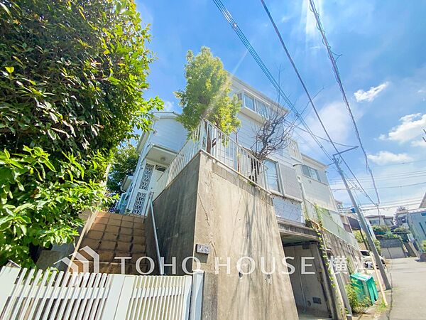 表現された空間は豊かな光と風を纏い、暮らしの時間を豊かにしてくれます。（2026年8月撮影）