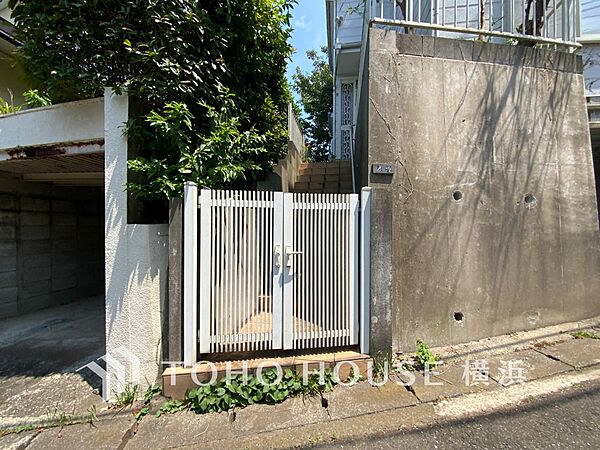植栽の位置や開放的なエクステリアも含めて美しくトータルにデザインされています。（2026年8月撮影）