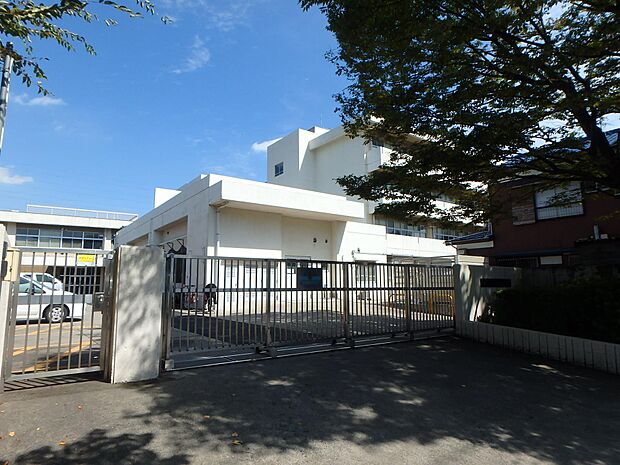 横浜市立新吉田第二小学校　1200m　徒歩15分。小学校が近いのは子育てファミリーにもおすすめのポイント。 