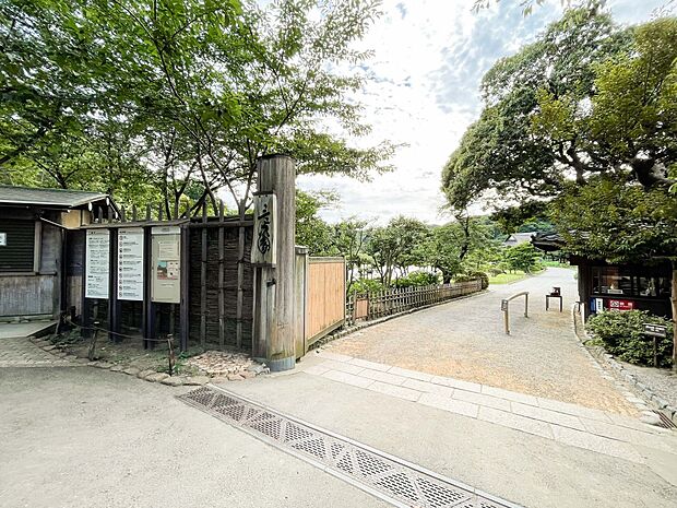 三溪園 500m 梅や桜、ツツジ、紅葉などの名所として知られ、横浜でも有数の日本文化が体験できる観光スポットです。