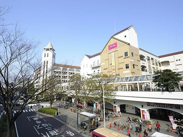 イオン本牧店 800m 食品、雑貨、衣料品をはじめ、複数の専門店もあり、たいていのものは揃えることができます。