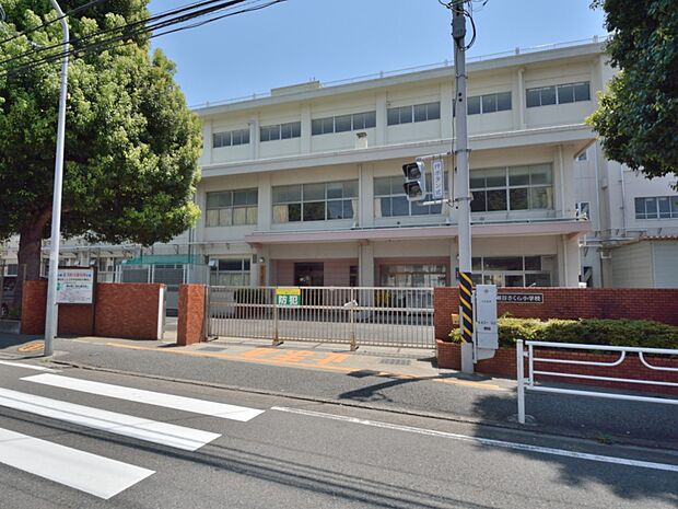 横浜市立瀬谷さくら小学校 1500m 徒歩19分。お友達との会話も弾む通学路。お子様のかけがえのない思い出に。