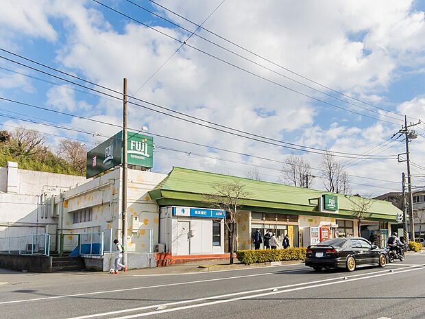 Fuji上中里店 350m 地域密着型のスーパー。きめ細かな品揃えと鮮度が自慢です。日常のお買い物でVポイントがたまります。
