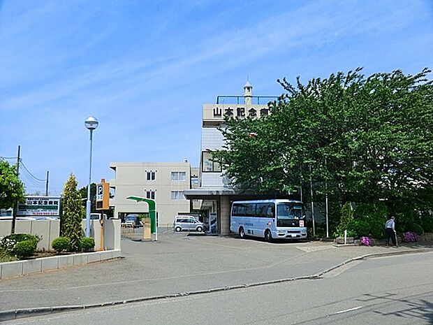山本記念会山本記念病院 1700m 内科・整形外科・皮膚科・形成外科・リハビリテーション科・専門外来などの診療科がございます。