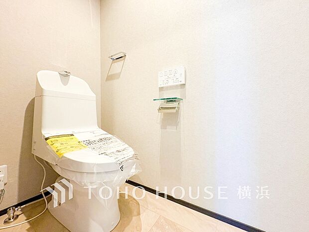 換気と明るさに配慮した、清潔感溢れるトイレ。落ち着いた空間で安らぎのひとときをお過ごしいただけます。
