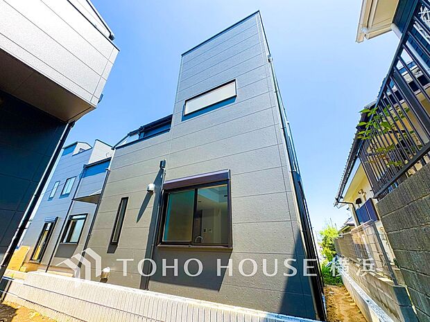 爽やかな青空の下に贅沢なほどに降り注ぐ陽光、豊かな居住性と、クオリティが見事に調和した住空間。