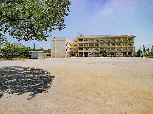 横浜市立篠原小学校 700m 徒歩9分。小学校が近いのは子育てファミリーにもおすすめのポイントです。