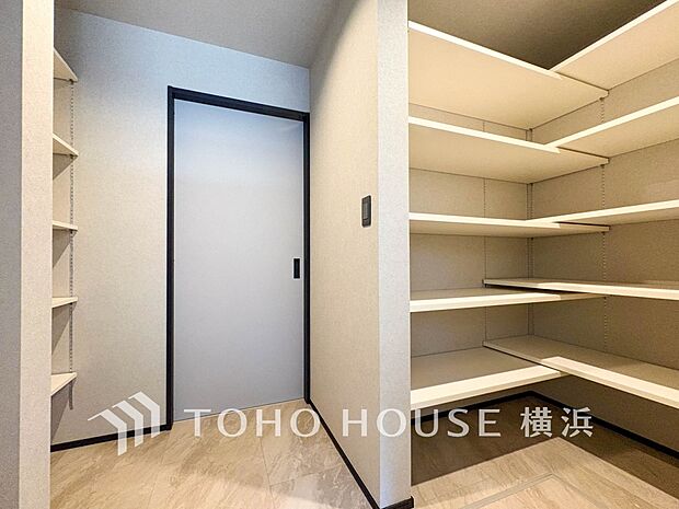 パントリーには缶詰や調味料などの食品類、かさばるペーパーやラップ類をまとめて収納できます。