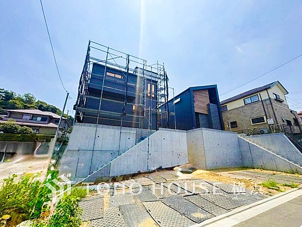 十分な広さのカースペースは、お車2台分の広さがあります。(2026年8月撮影)