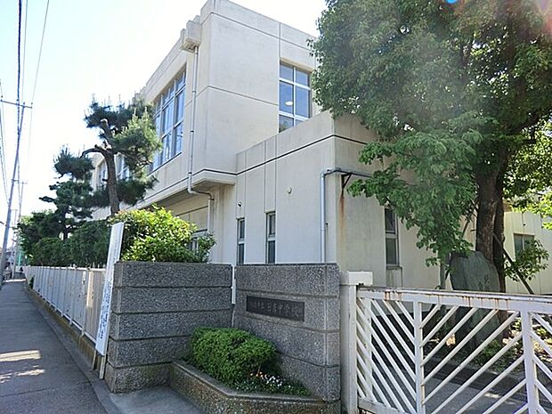 川崎市立日吉中学校 450m 徒歩6分。部活などで帰りが遅くなっても安心の距離です。