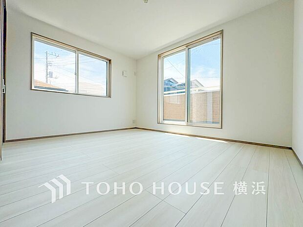 心地よい光と風があふれています。プライベートな自分時間を快適に過ごせるお部屋。