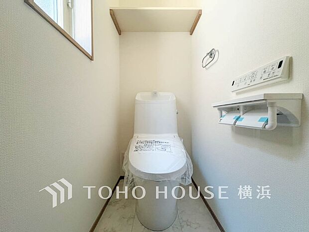 換気と明るさに配慮した、清潔感溢れるトイレ。落ち着いた空間で安らぎのひとときをお過ごしいただけます。