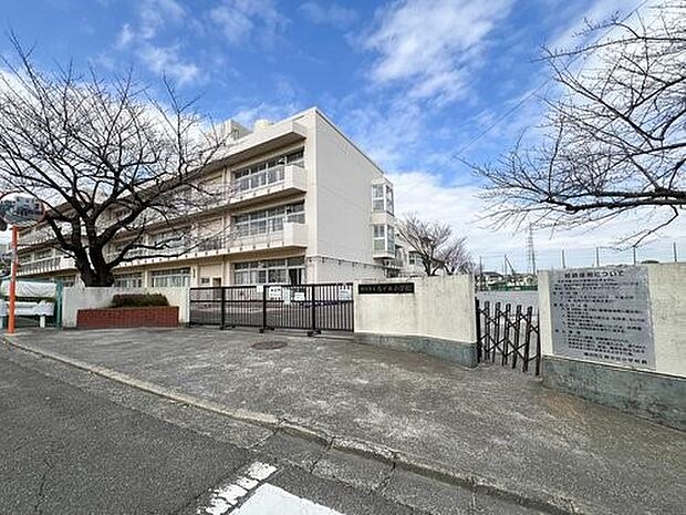 横浜市立鳥が丘小学校 650m 徒歩9分。小学校が近いのは子育てファミリーにもおすすめのポイントです。