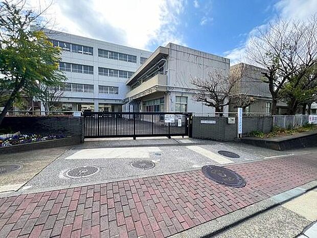 横浜市立領家中学校 500m 徒歩7分。部活などで帰りが遅くなっても安心の距離です。