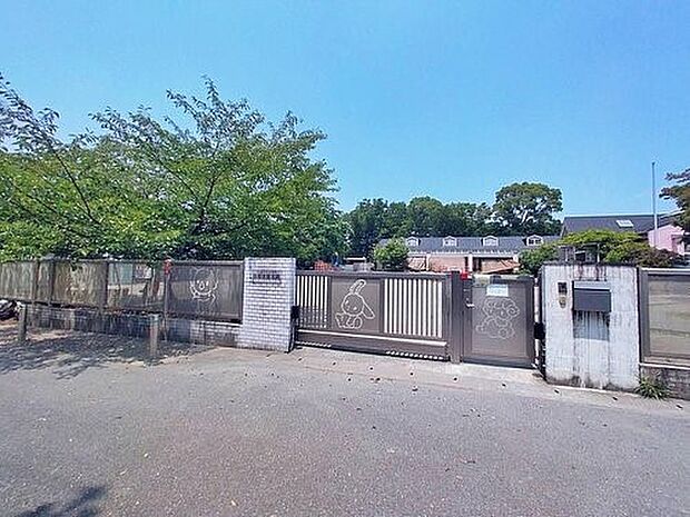 白百合愛児園 450m 広い園庭でたくさんの仲間と一緒に思い切り遊びます。楽しい遊具がたくさんあって子供達も大喜びです。