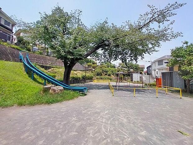 岡津田向公園 300m 坂の途中にある公園で、傾斜を利用した長い滑り台が人気。、小さなお子様も楽しめる公園です。
