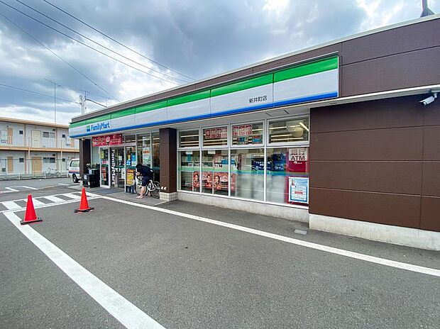 ファミリーマート新井町店 800m 24時間営業。ちょっとした買い物にも便利ですね。