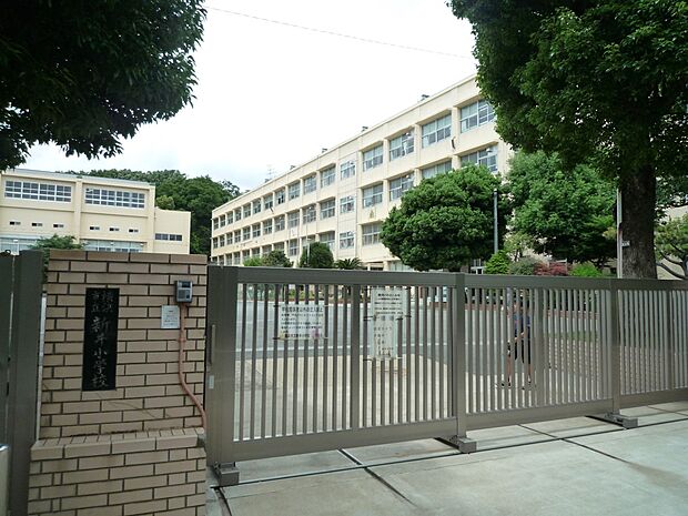 横浜市立新井小学校 500m 徒歩8分。小学校が近いのは子育てファミリーにもおすすめのポイント。