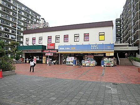 東急ストア根岸店　850m　ＪＲ根岸線「根岸」駅前にある便利なスーパー。100円ショップやHACが併設しており、お買い物に便利。 