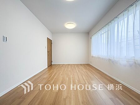 一日の疲れをいやしてくれる寝室。時を忘れて過ごす場所として過ごせるお部屋。