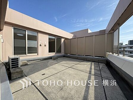 プライベート性が確保されたルーフバルコニー。ワイドな空間にたっぷりの陽光が降り注ぎます。