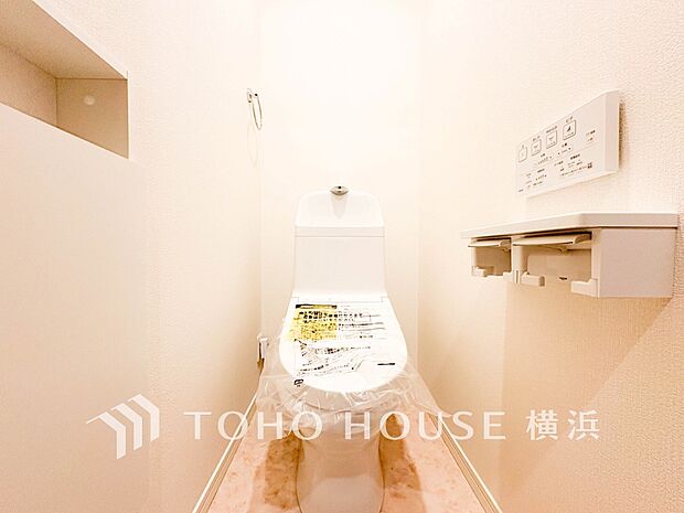 清潔感溢れるトイレ。落ち着いた空間で安らぎのひとときをお過ごしいただけます。