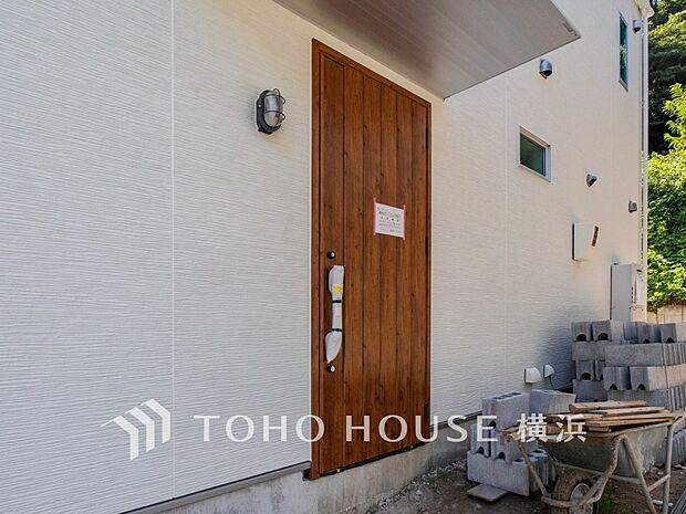 お住まいの顔となる玄関。住まう方のプライドを満たすクオリティを備えています。 