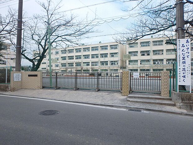 横浜市立師岡小学校　600m　徒歩8分。小学校が近いのは子育てファミリーにもおすすめのポイントです。 