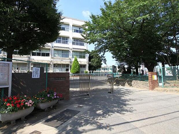 横浜市立樽町中学校　600m　徒歩8分。部活などで帰りが遅くなっても安心の距離です。 