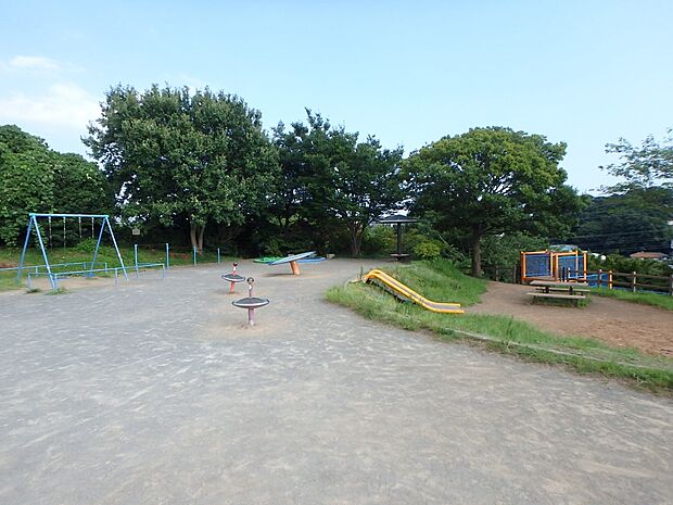 師岡町公園 1000m 自然の斜面緑地を生かした緑豊かで見晴らしの良い公園。広場の他、ブランコ・砂場・鉄棒などがあります。