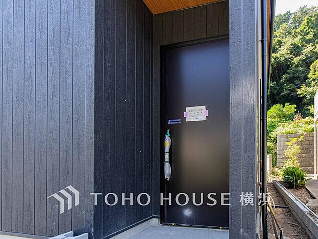 お住まいの顔となる玄関。住まう方のプライドを満たすクオリティを備えています。