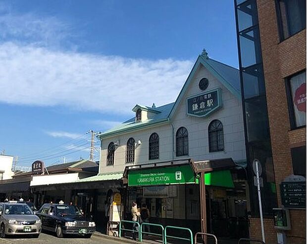 鎌倉駅 1680m 横浜駅までは26分。東口側は小町通りや鶴岡八幡宮を訪れる観光客で賑わっています。