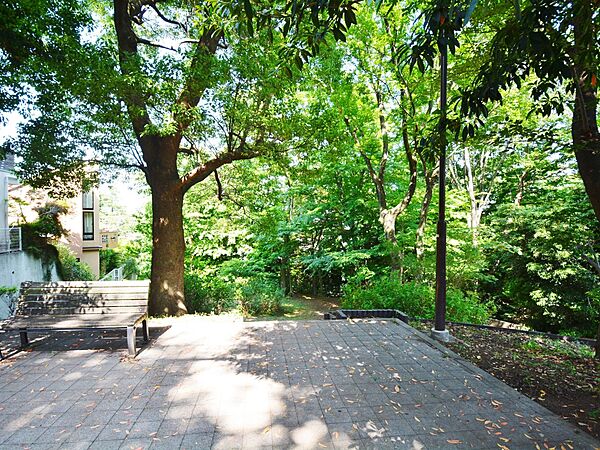 森戸原第一公園　350m　崖を利用した公園は、見晴らしがよく緑も豊富。ちょっとしたお散歩コースとなっております。