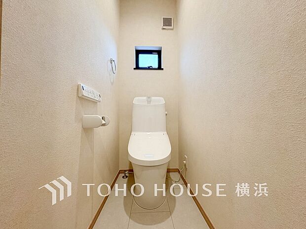 換気と明るさに配慮した、清潔感溢れるトイレ。落ち着いた空間で安らぎのひとときをお過ごしいただけます。